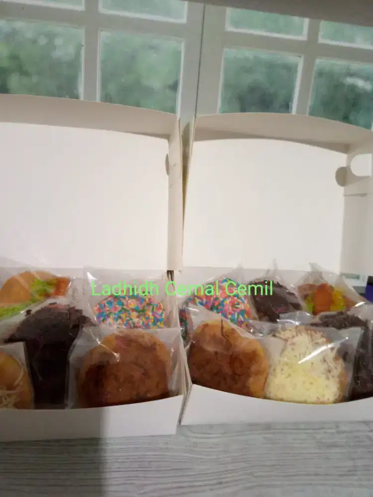 Donat topping meisis coklat, keju, abon, sosis, meisis warna/i