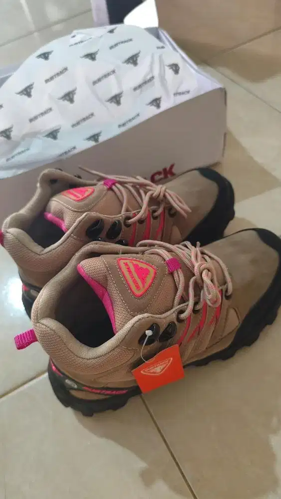 Sepatu gunung masih baru belum pernah di pakai