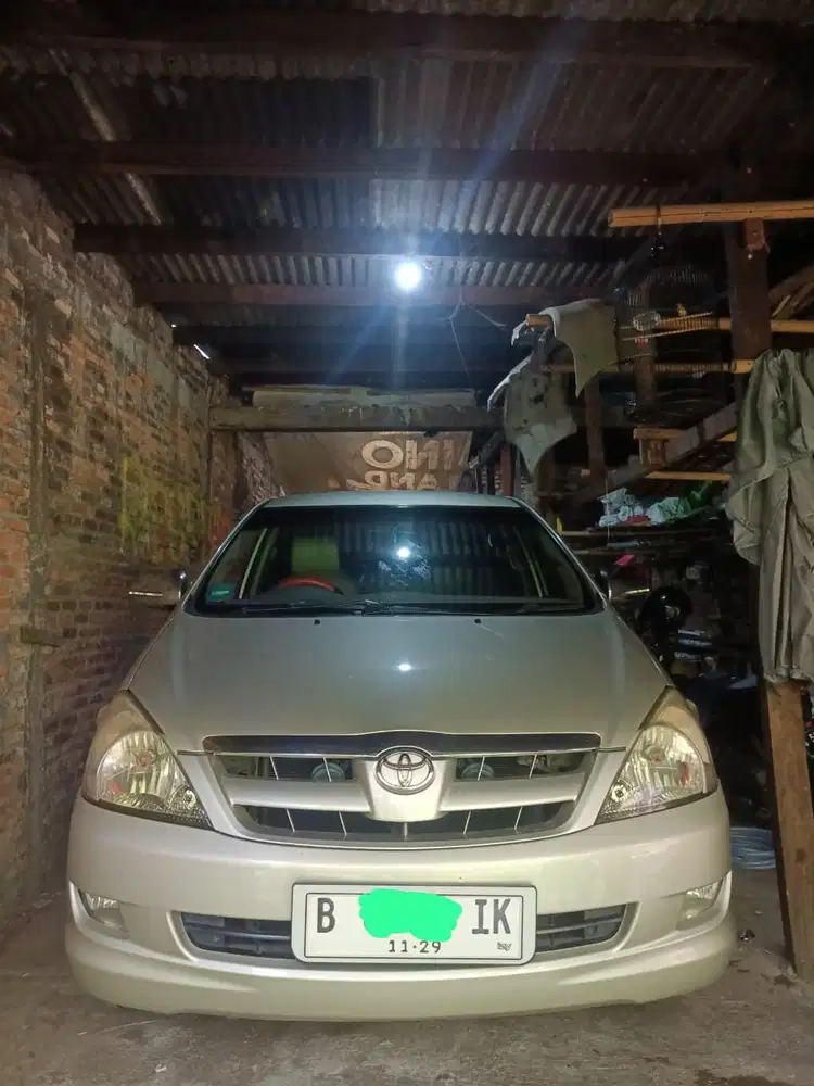 Toyota Kijang Innova 2004 Bensin