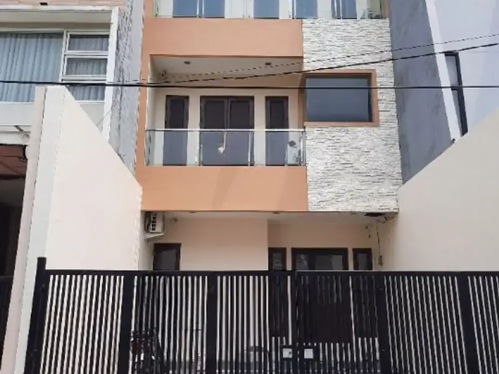 Rumah 4 Lantai, Full Renovasi dan Siap Huni Di Kelapa Gading