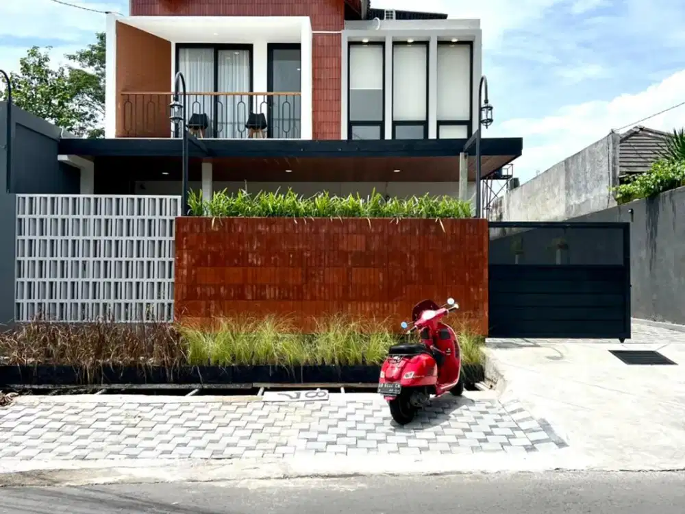 RUMAH DIJUAL JOGJA RUMAH VILLA FULL FURNISHED KOLAM RENANG DEKAT MASJID SUCIATI.