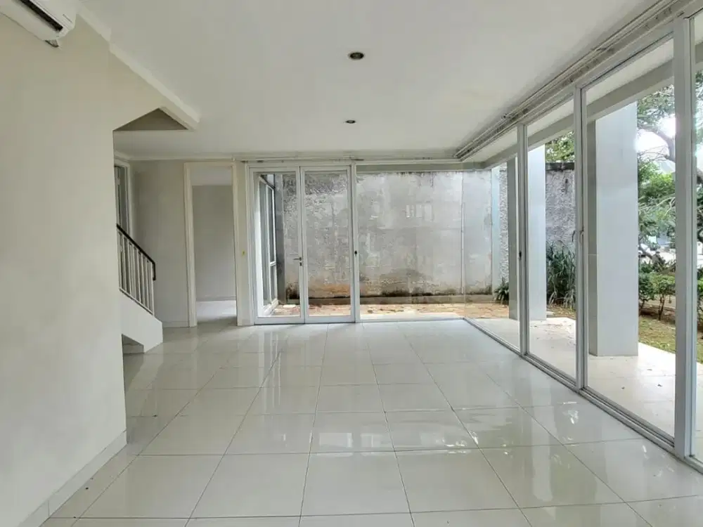 Rumah Hook Samping Taman di Discovery Bintaro