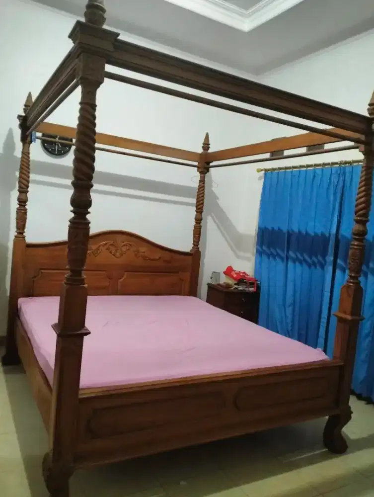 Dipan jati klasik tua dan 2 nakas