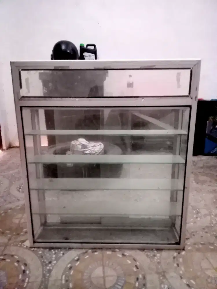 Etalase kaca untuk rokok