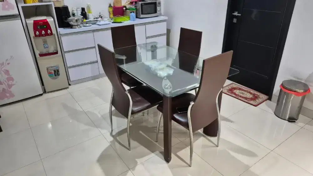 Meja makan kaca tempered glass premium merk informa 4 kursi