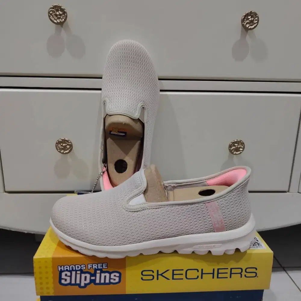 Sepatu SKECHERS - SKE Go Walk Travel - Kiana Original Taupe