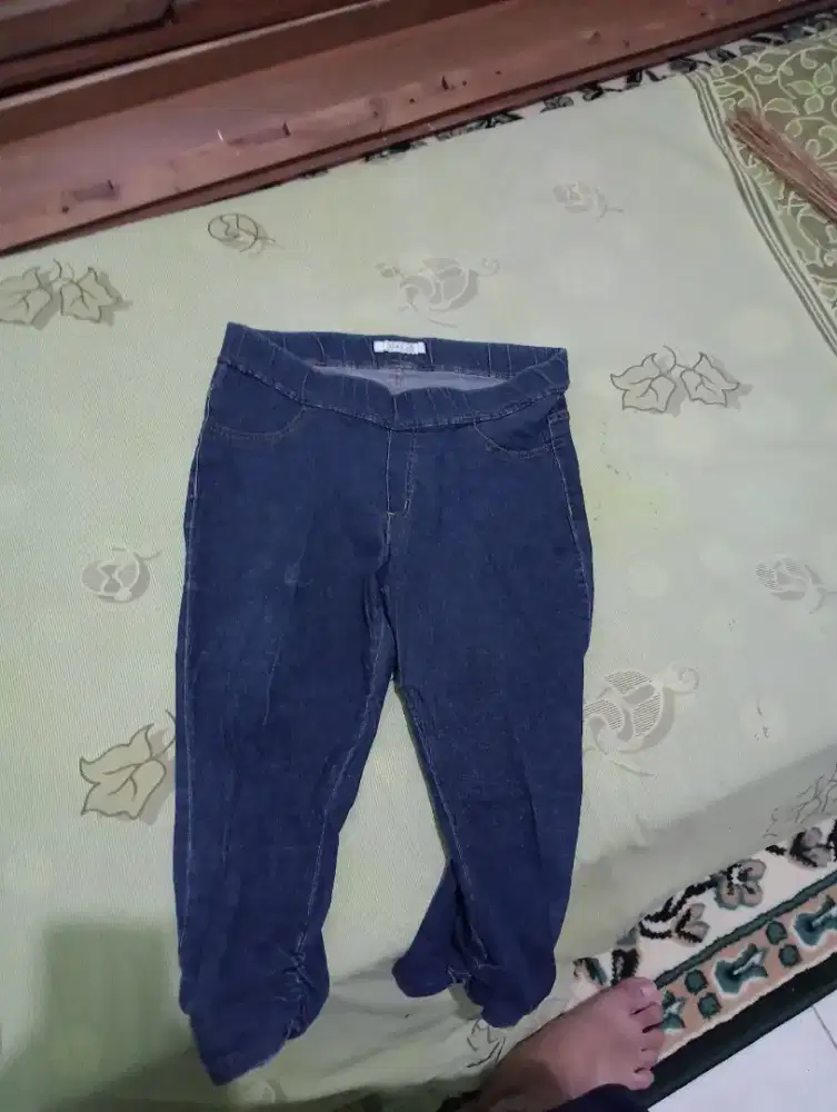 Celana Jeans Expands