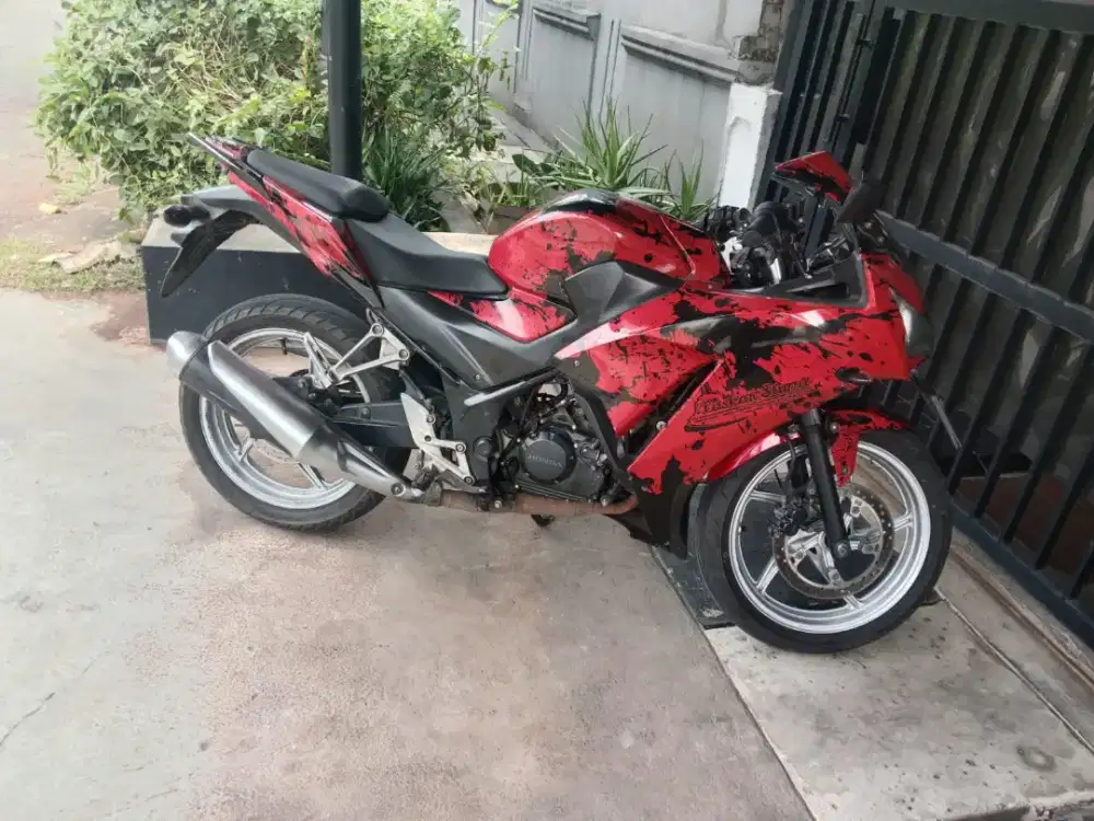Honda CBR 150R 2015