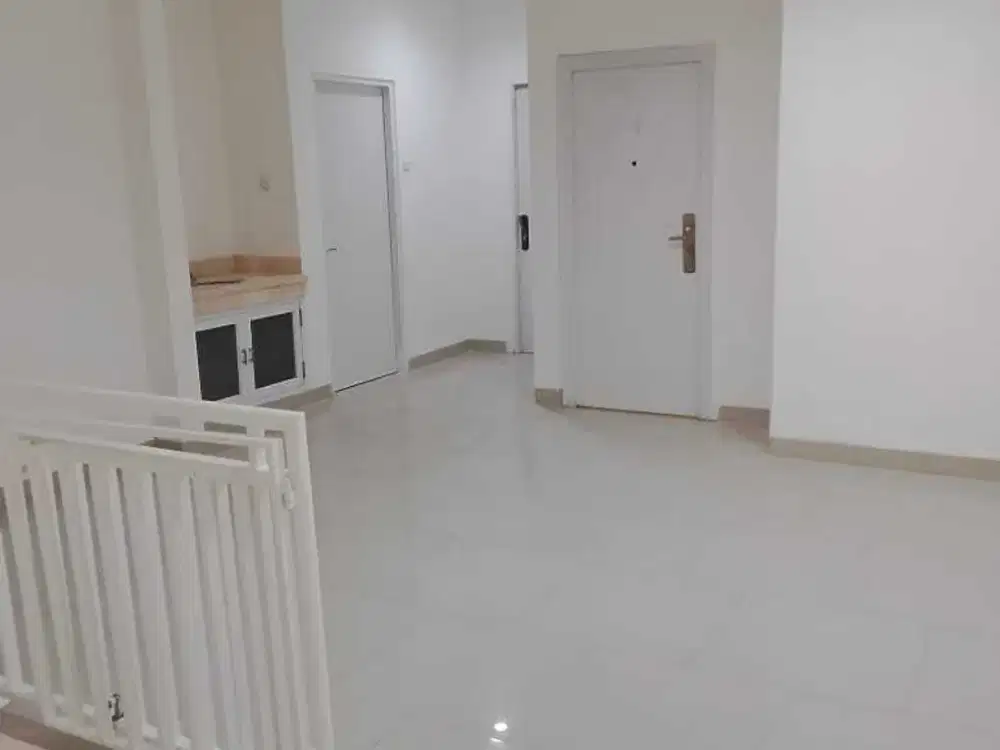 Rumah PIK 8x22 Minimalis 3 Lantai Rapih Siap Huni