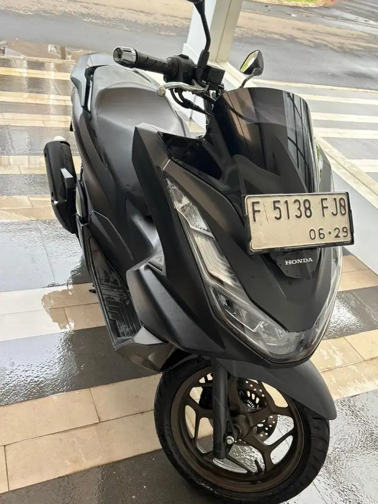 Jual honda PCX Abu-abu metalik tahun 2024.
