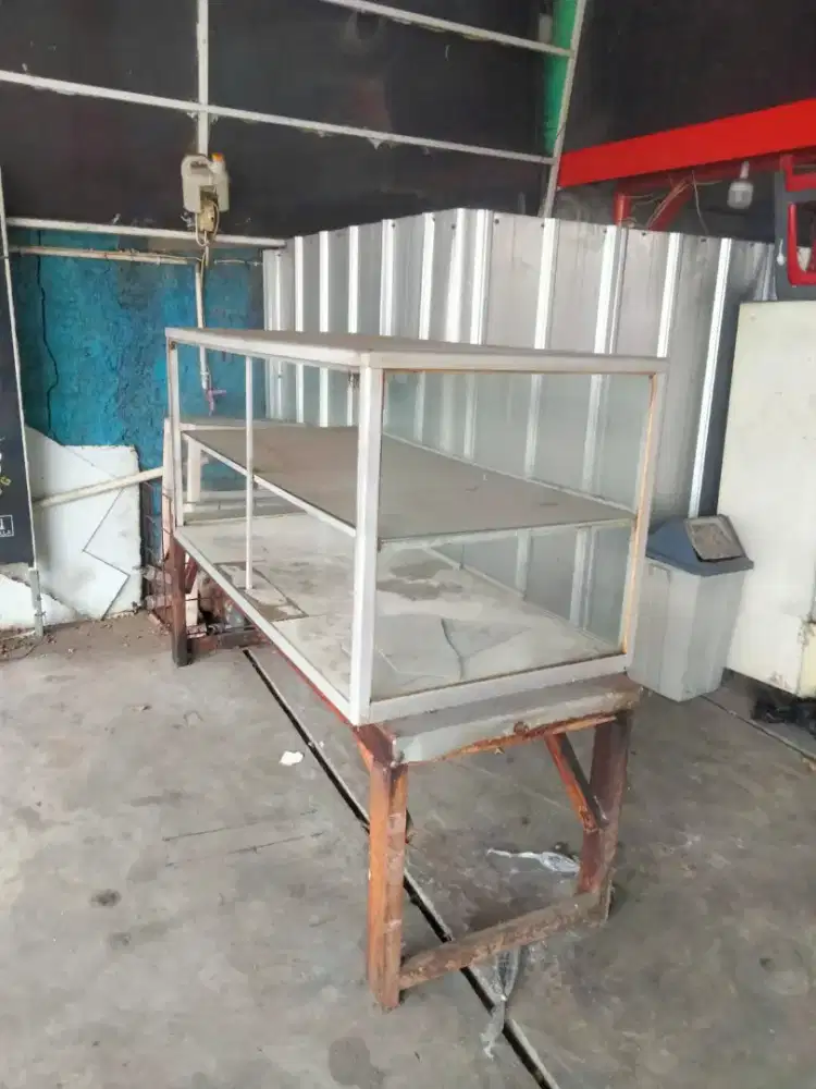 Etalase bekas warteg.