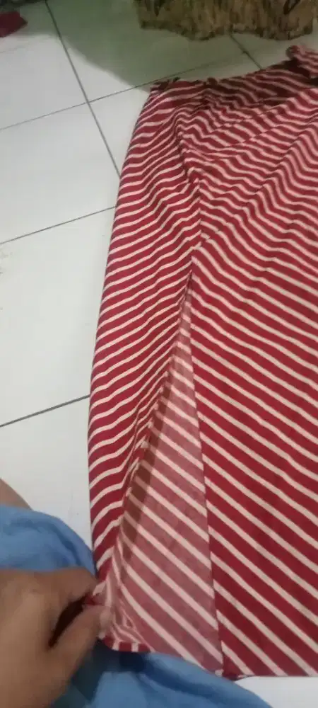 Rok panajng ada belahan pinggir lll