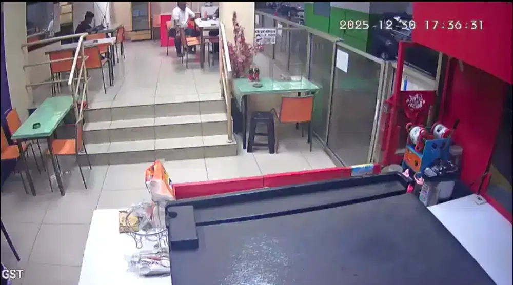 Jaga counter kopi dan indomie