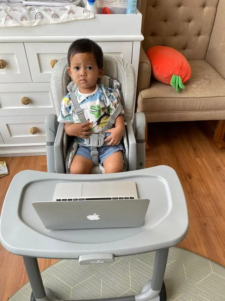 Kasur box dan kursi makan bayi