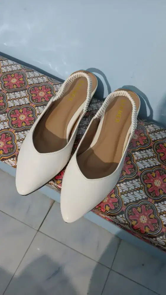 Flat Shoes Wanita Slingback white – Ujung Lancip Elegan