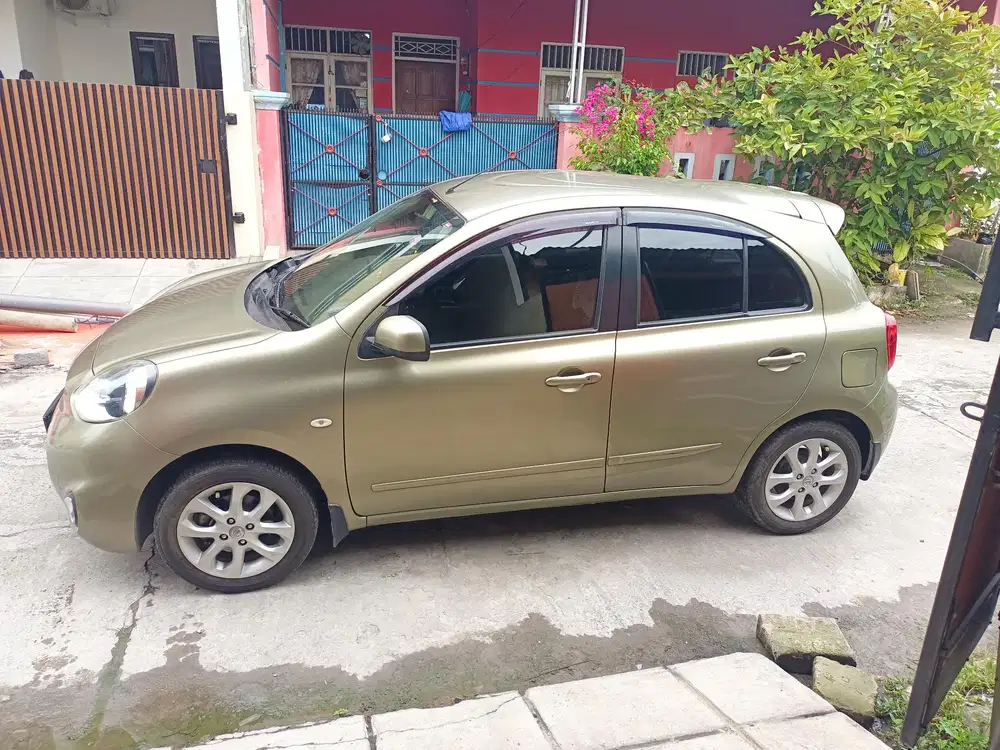 Nissan March 1.5 L Automatic 2014