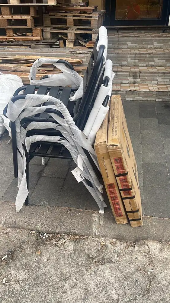 Dijual cepat meja dan kursi set.