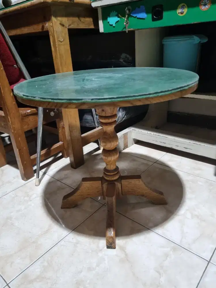 Meja bulat kecil kaca