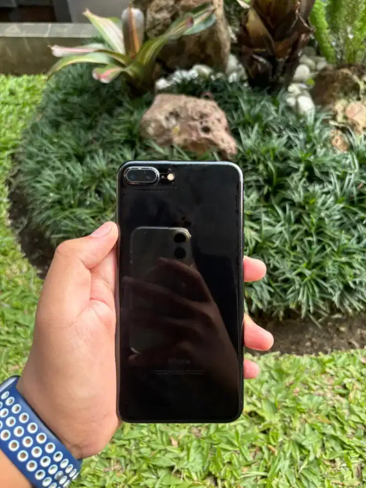 Di jual hp iphone 7+ 32gb