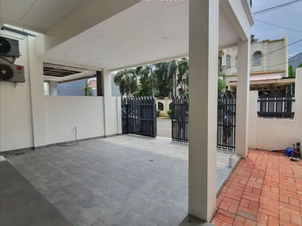 DISEWAKAN RUMAH 2LT SIAP HUNI SEMI FURNISHED STRATEGIS PINGGIR JALAN COCOK UNTUK KANTOR/RUMAH TINGGAL