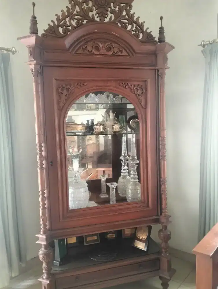 Lemari hias dan kristal bohemian