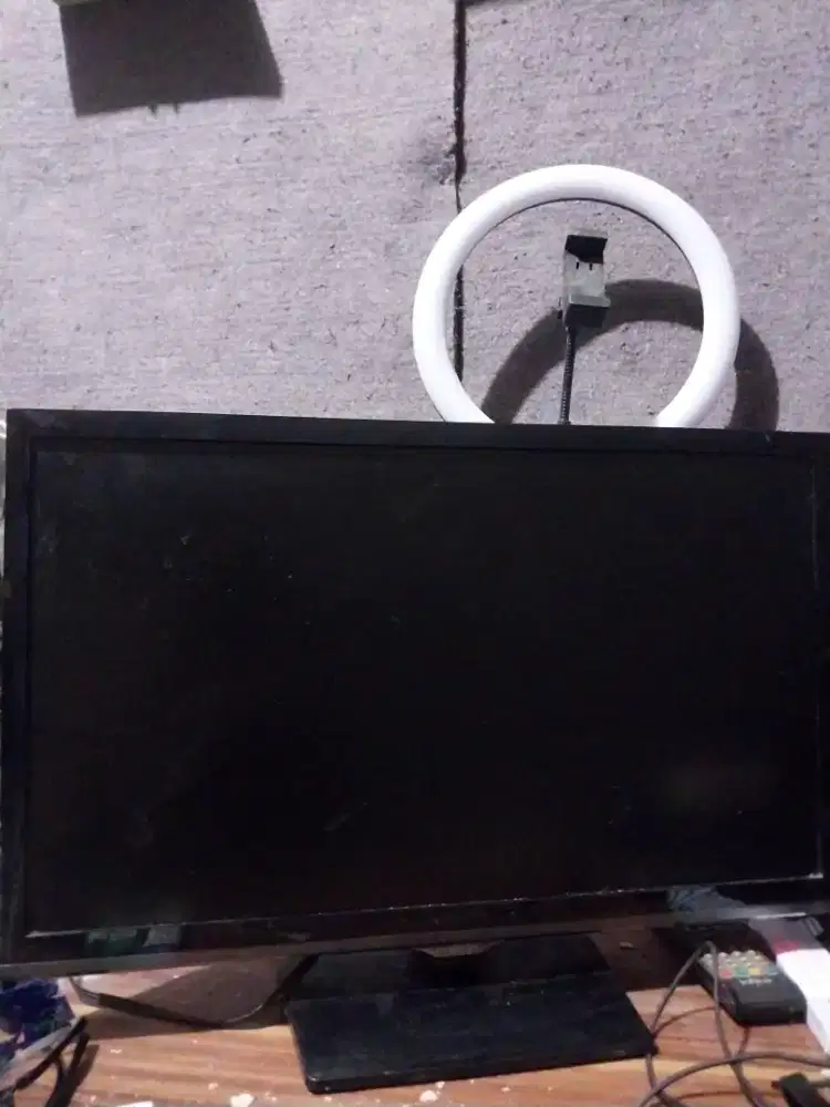 LED TV Samsung 22 Inch Hitam Bekas