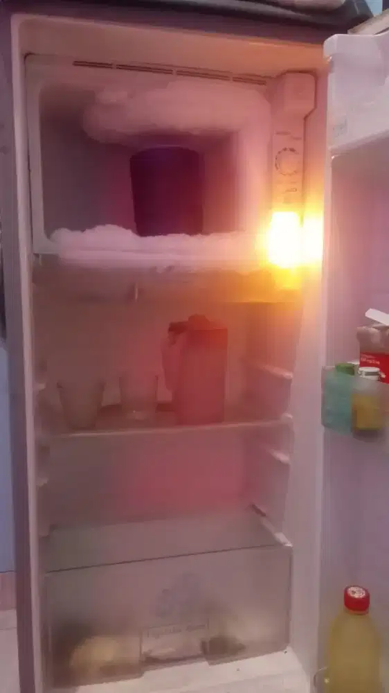 Di jual kulkas merek aqua