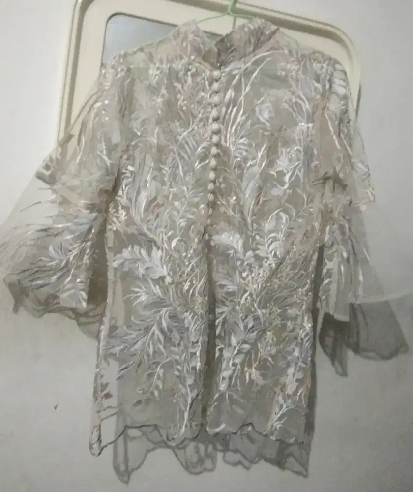 Atasan pesta/undangan modis