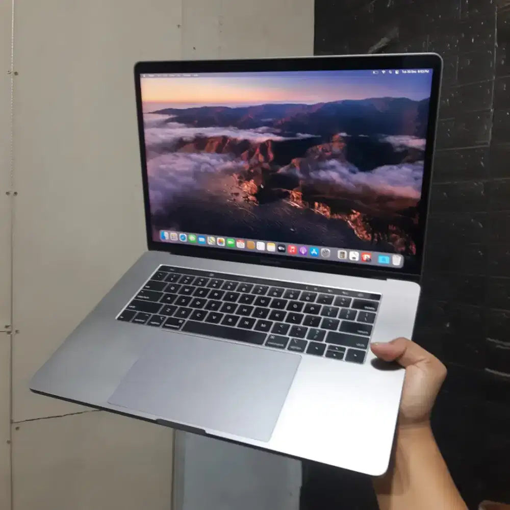 Macbook pro 2018 15 inch ram 32gb ssd 512gb i7 dual vga bisa cod