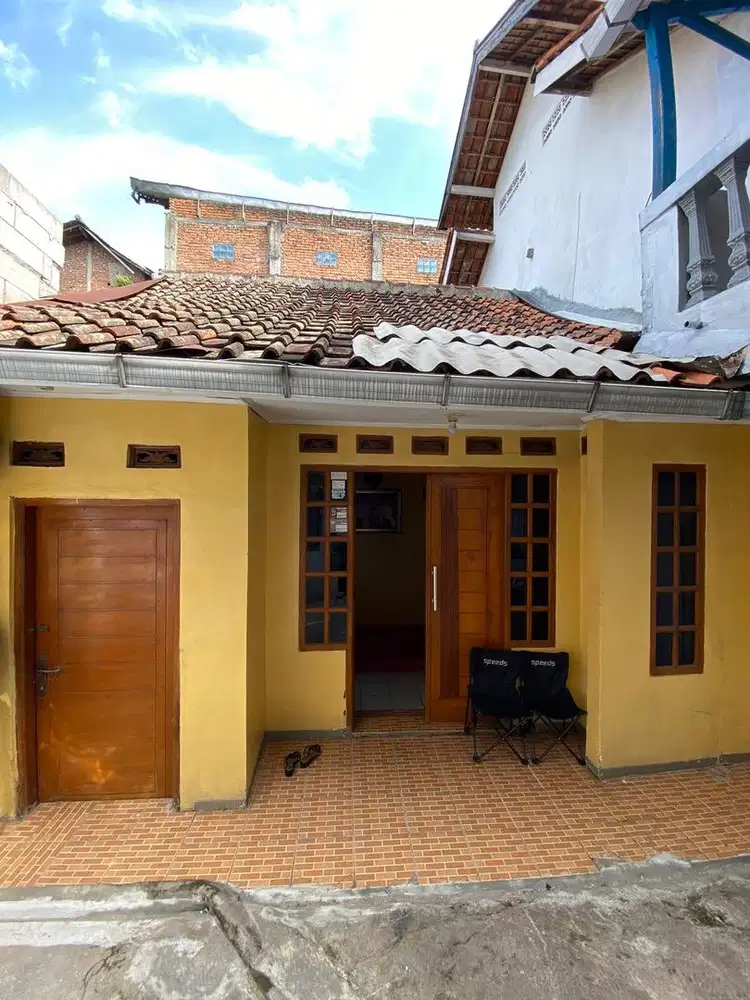 dijual rumah 2 lantai , 3kt , 1km