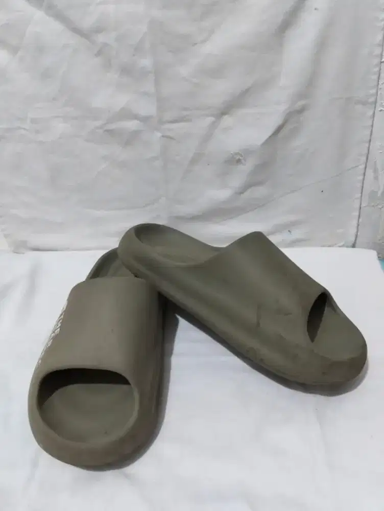 Sendal pria nomor 43