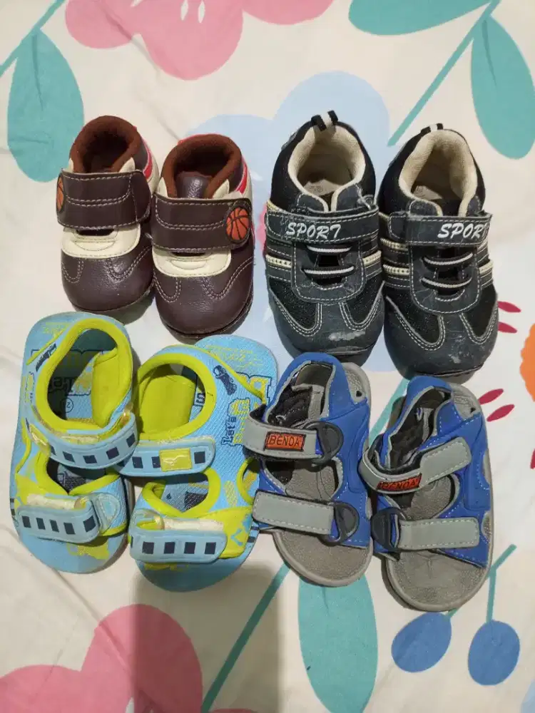 4 pasang sepatu bayi laki laki usia 6bln - 1 thn second