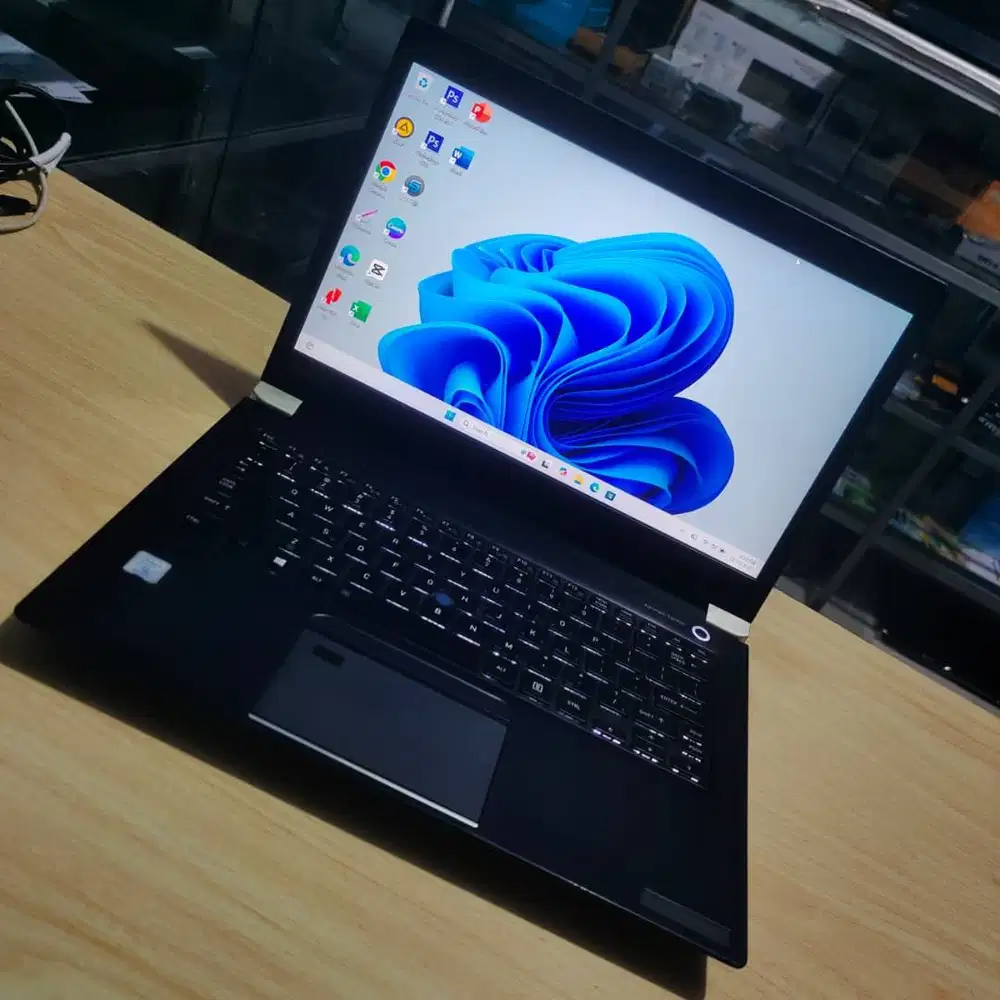 Laptop Slim Kekinian Spek Intel Core i7 Ram 16GB SSD 256GB