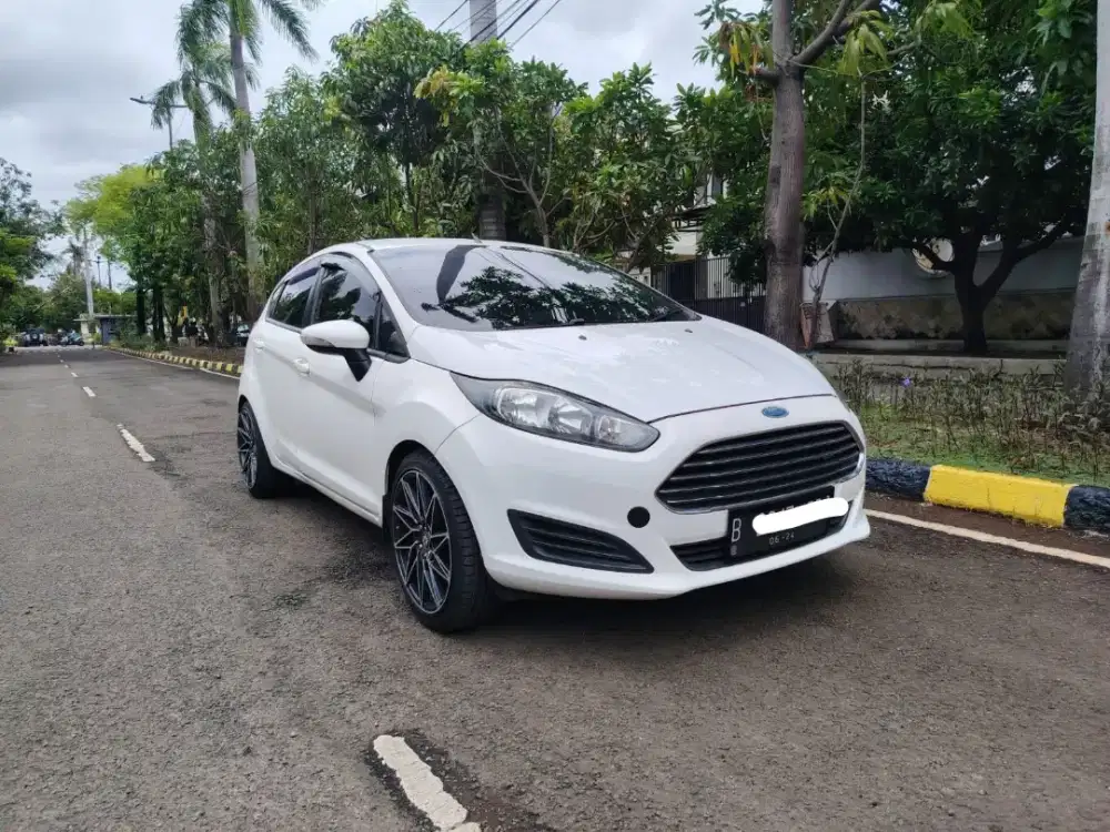 Ford Fiesta 1.5 2013 AT warna putih langka sudah peremajaan
