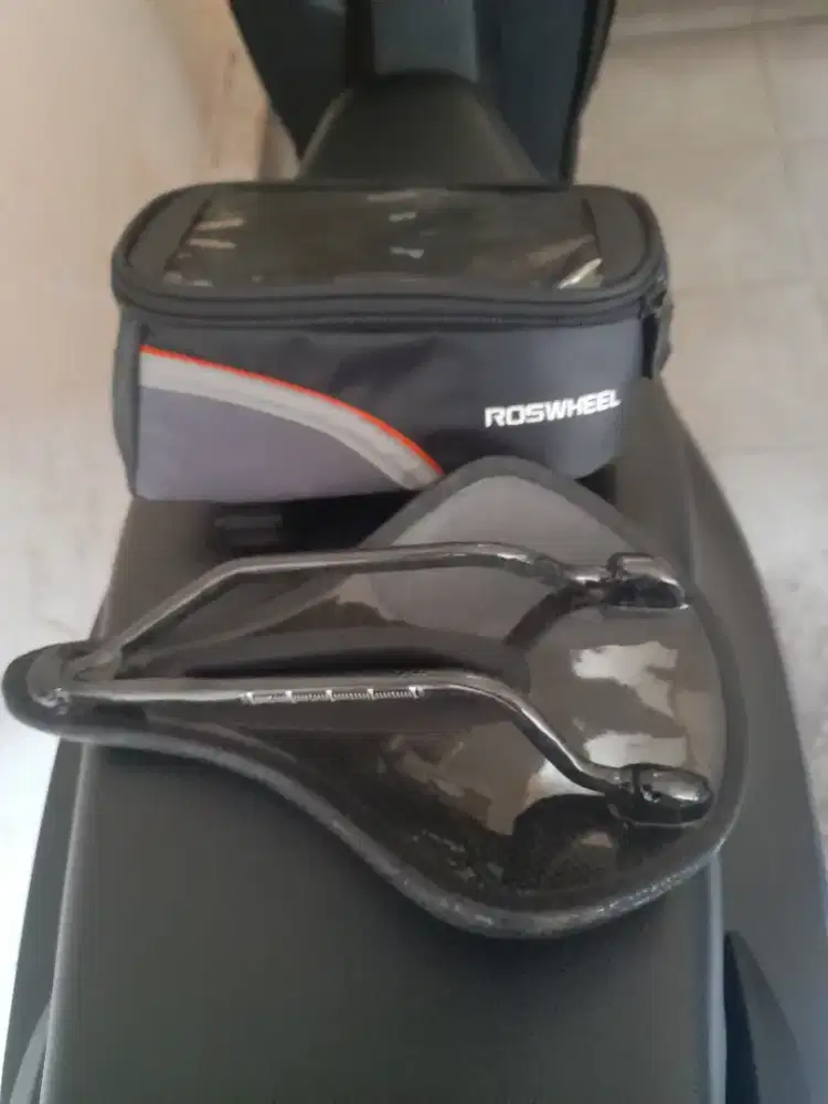 Sadel carbon sama tas hp sepeda