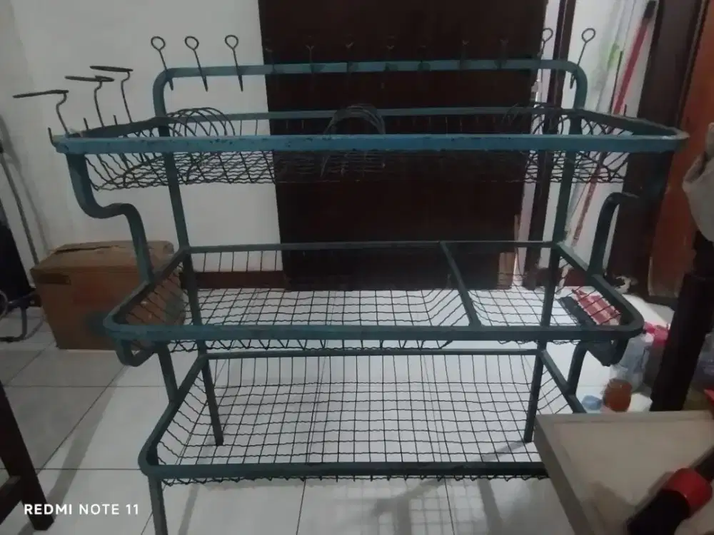 Rak piring besi kuno bekas
