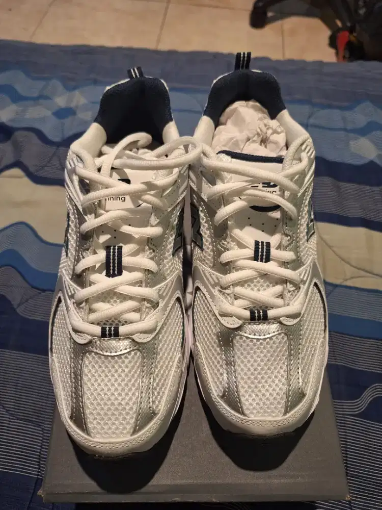 Sepatu New Balance White Silver Navy