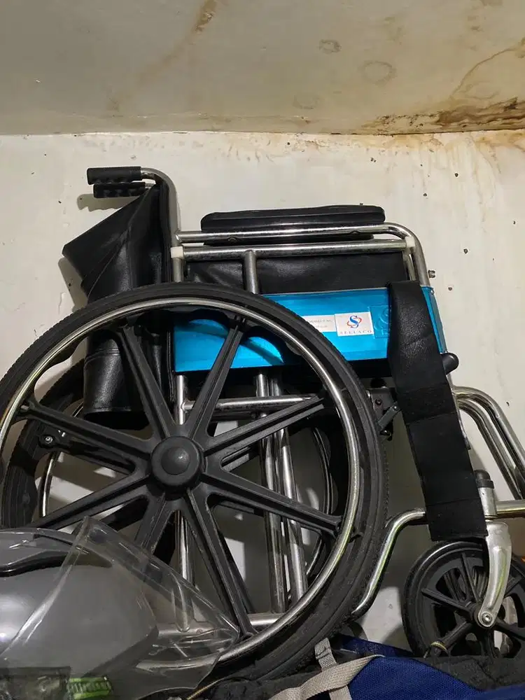 Kursi roda / alat kesehatan
