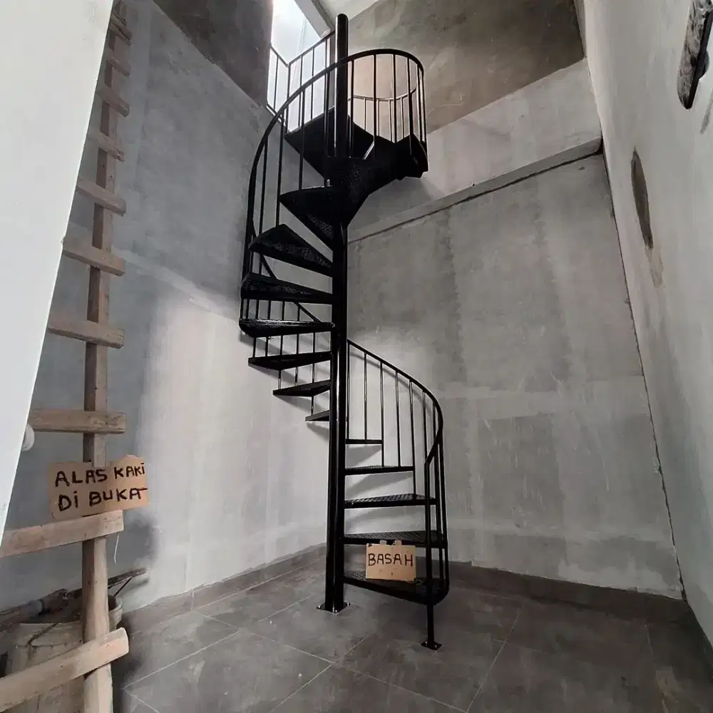 Tangga putar plat Bordes