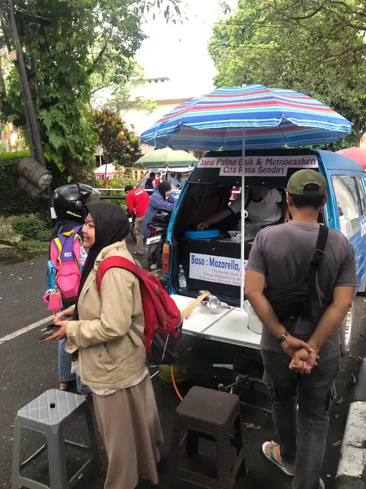 Karyawan jaga stand foodtruck