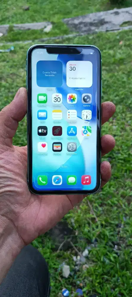 Iphone 11.   128 gb inter