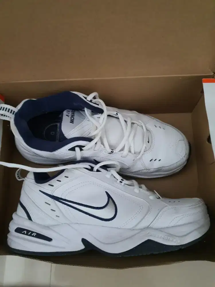 Sepatu Nike Air Monarch IV