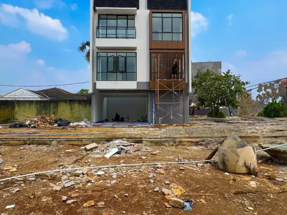 RUMAH 3 LANTAI DI JAKARTA SELATAN