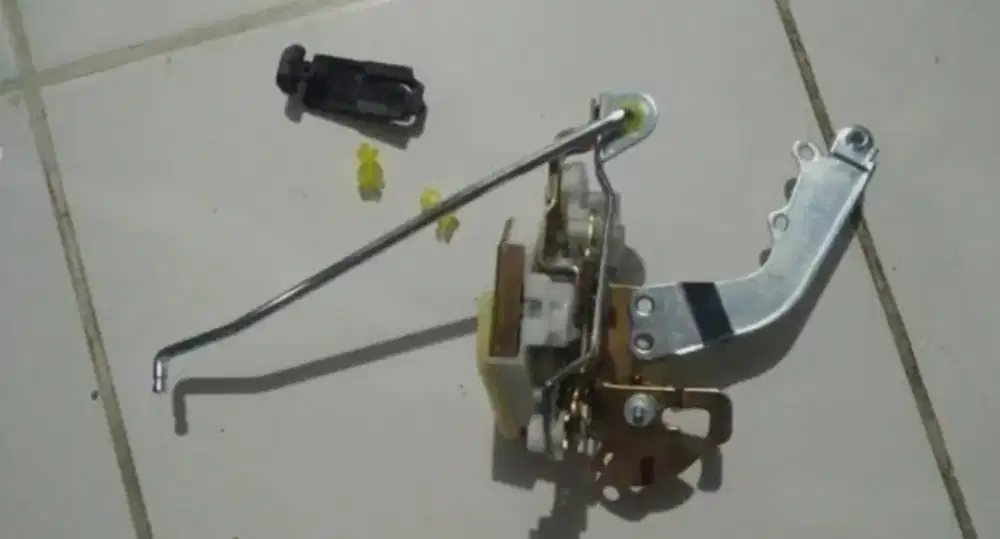 Door Lock Pintu Belakang Tengah Avanza Xenia Kiri