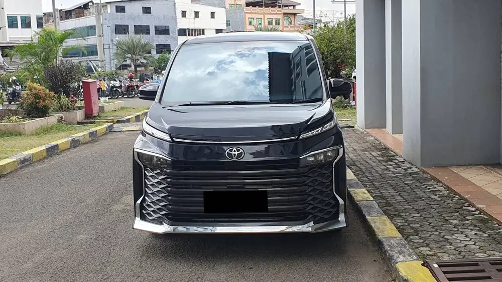 Toyota Voxy 2.0 CVT TSS Camera360 Facelift Ungu 2023 Like New Low Km
