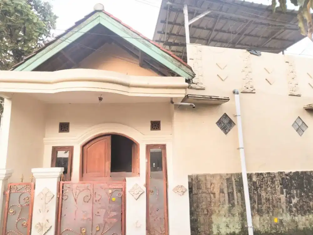 Rumah seken harga terjangkau tanah luas Deket stasiun depok