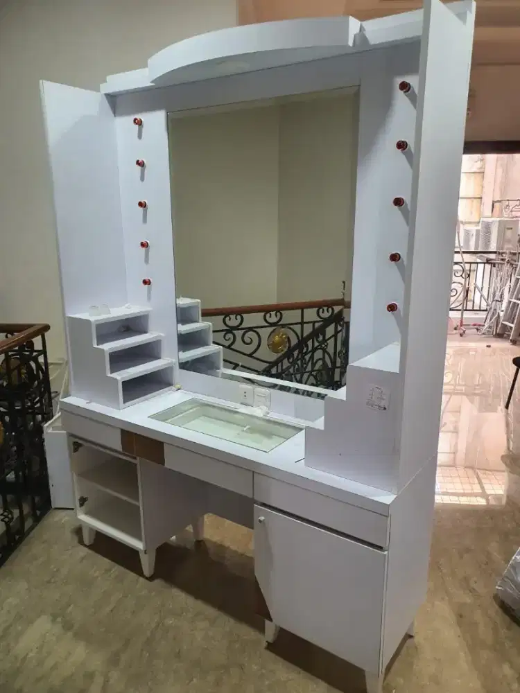 Meja rias super mewah dengan finil putih dengan lampu dan stop kontak