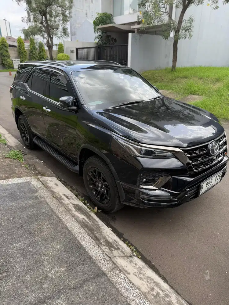 Toyots Fortuner GR 2023 AT black