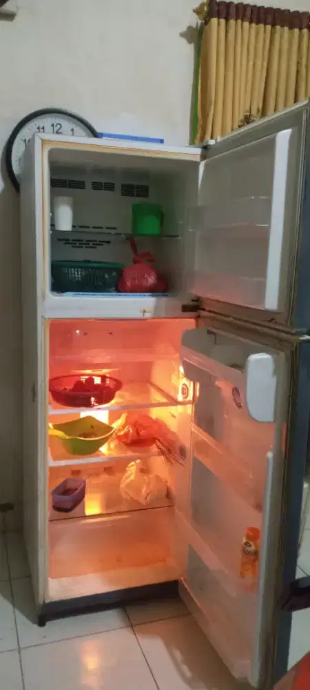 Kulkas dua pintu besar kondisi bagus beku dan dingin