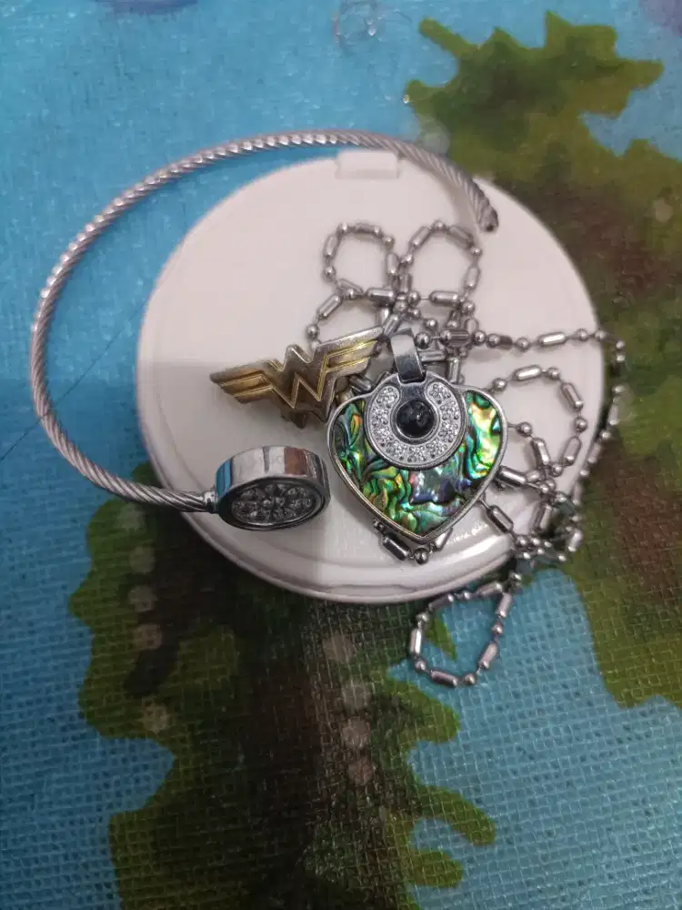 Kalung dan gelang MCI